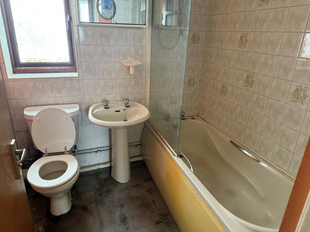 Lot: 120 - GROUND FLOOR FLAT WITH PARKING IN NEED OF UPDATING - Bathroom and WC showing coloured suite